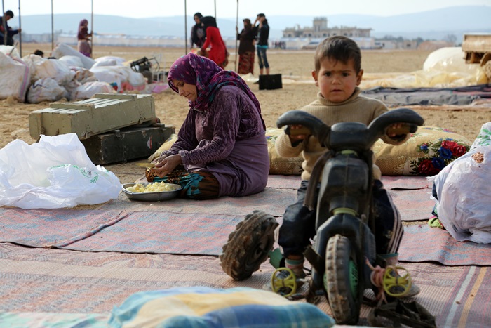 シリアとトルコの国境地域に設けられた臨時キャンプ場に暮らす難民＝聨合ニュース